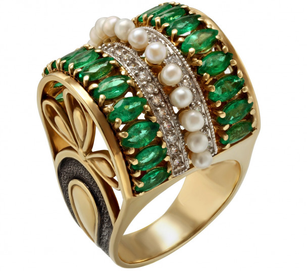 Золотое кольцо со вставками изумруда, жемчуга и фианитов. Артикул 367475  размер 17.5 - Фото 1