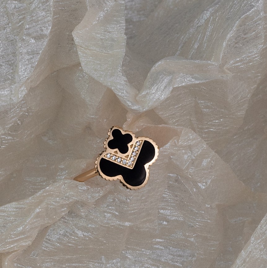 Золотое кольцо с фианитами и эмалью. Артикул 380663Е  размер 18 - Фото 4