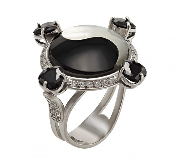 Серебряное кольцо с хризолитом, жемчугом и фианитами. Артикул 366482С - Фото  1