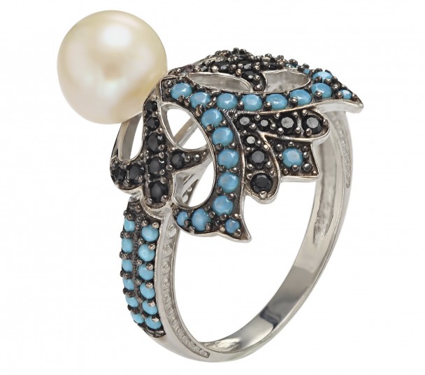 Серебряное кольцо с жемчугом, фианитами и нанокристаллами. Артикул 380188С  размер 19.5 - Фото 1
